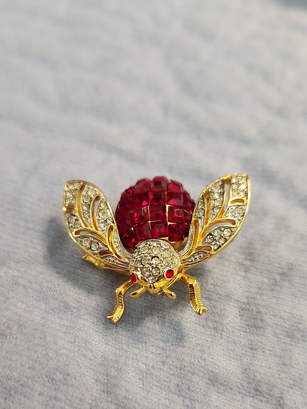 Finely Crafted Vintage Red & White Crystal Rhinestone Bee Pin On Goldtone Metal